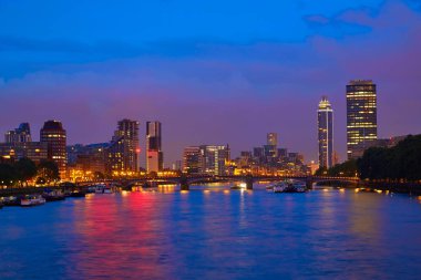 Big Ben yakınındaki Thames Nehri günbatımında Londra