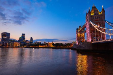 London Tower Bridge günbatımı Thames Nehri üzerinde