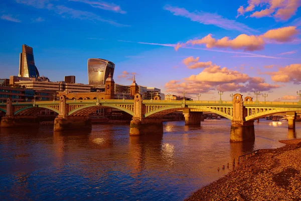 London Southwark bridge w Thames river — Zdjęcie stockowe