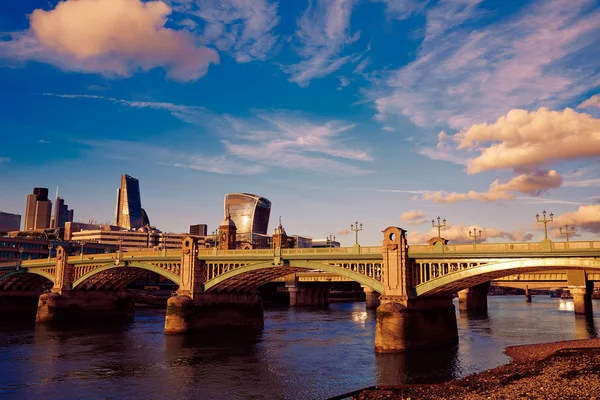 Thames Nehri Londra Southwark Köprüsü — Stok fotoğraf