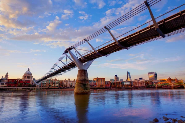Londra Millennium Köprüsü manzarası İngiltere'de — Stok fotoğraf