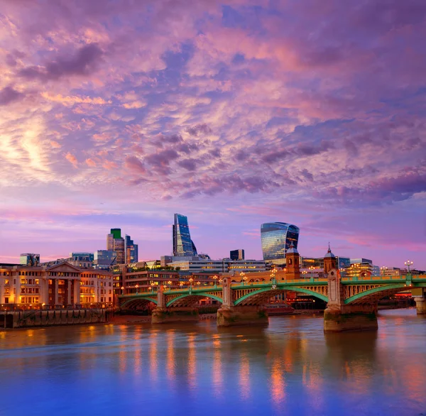 Londen skyline zonsondergang Southwark bridge Uk — Stockfoto