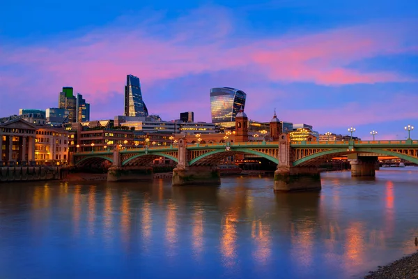 Londen skyline zonsondergang Southwark bridge Uk — Stockfoto