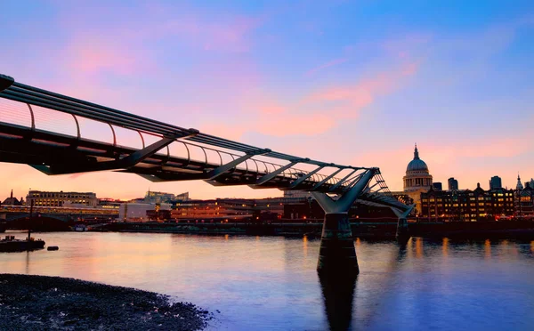 Στον ορίζοντα γέφυρα Millennium Λονδίνο Ηνωμένο Βασίλειο — Φωτογραφία Αρχείου