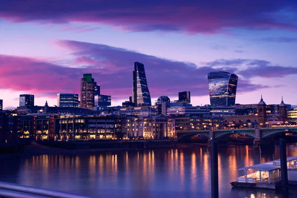 Londra manzarası günbatımı Thames Nehri üzerinde — Stok fotoğraf