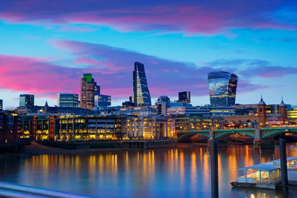 Londen skyline zonsondergang op de Theems — Stockfoto