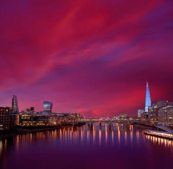 Atardecer en el horizonte de Londres en el río Támesis — Foto de Stock