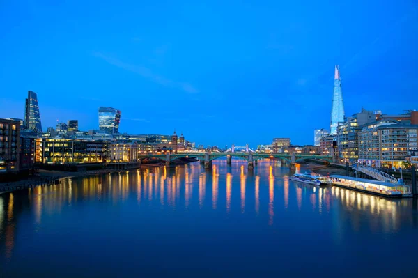Atardecer en el horizonte de Londres en el río Támesis — Foto de Stock