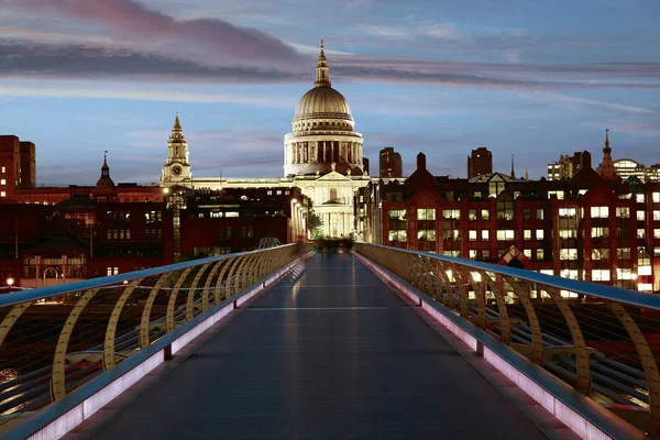 London St Paul Pauls cathedral od Millennium — Zdjęcie stockowe