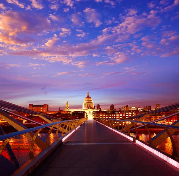 Londres Millennium bridge skyline Reino Unido — Fotografia de Stock