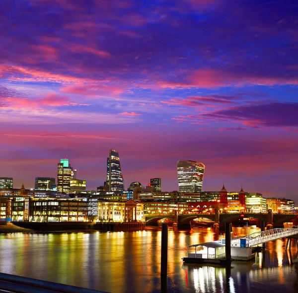 Atardecer en el horizonte de Londres en el río Támesis — Foto de Stock