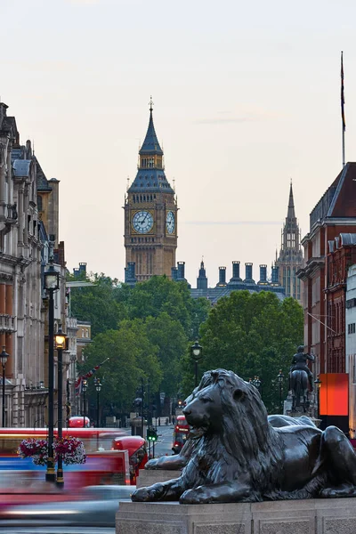 Londen Trafalgar Square Leeuw en Big Ben — Stockfoto