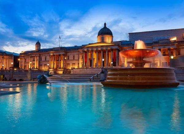 Londýn Trafalgarské náměstí fontána při západu slunce — Stock fotografie