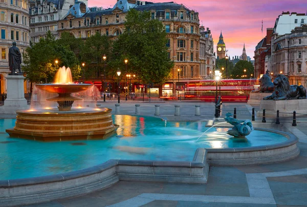 Fontana di London Trafalgar Square al tramonto — Foto Stock