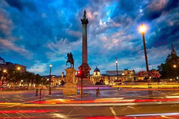 Londra Trafalgar Meydanı'na günbatımı Nelson sütunu — Stok fotoğraf