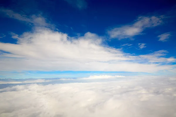 云飞机海景空中 — 图库照片