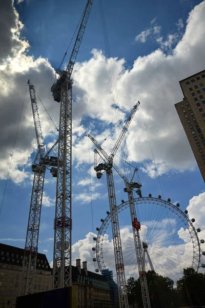 Λονδίνο με γερανούς κατασκευής στο κέντρο της πόλης — Φωτογραφία Αρχείου
