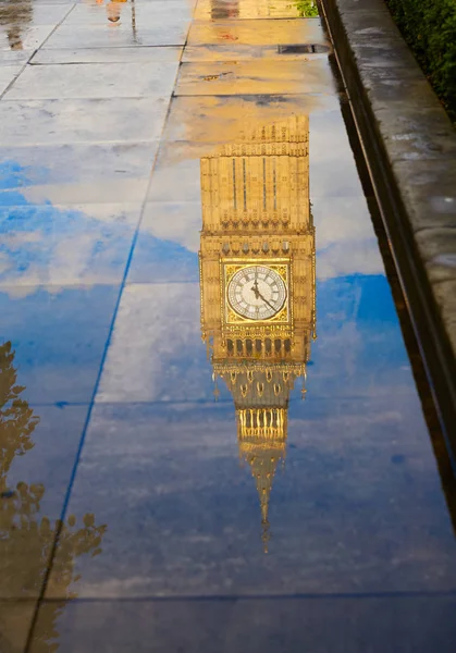 ビッグ ベン時計塔水たまり反射ロンドン — ストック写真