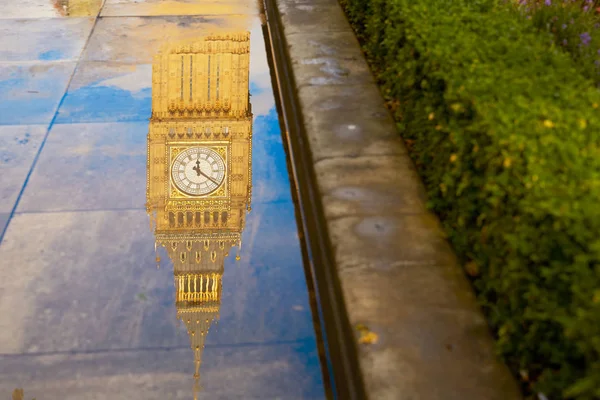 Big Ben πύργος ρολογιού λακκούβα αντανάκλαση Λονδίνο — Φωτογραφία Αρχείου