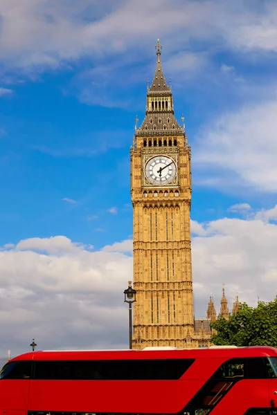 Биг Бен часы Тауэр с Лондонским автобусом — стоковое фото