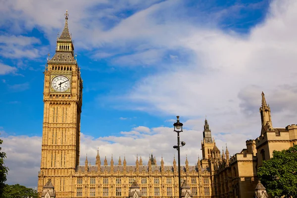 Big Ben баштою в Лондоні — стокове фото