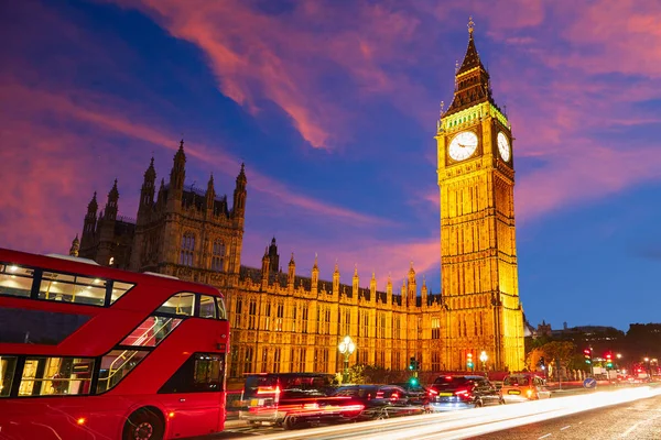 Torre del reloj Big Ben con autobús de Londres — Foto de Stock