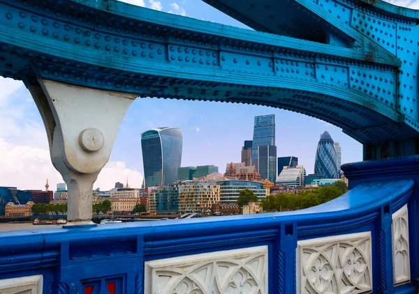 Londra Kule Köprüsü Thames Nehri üzerinde — Stok fotoğraf