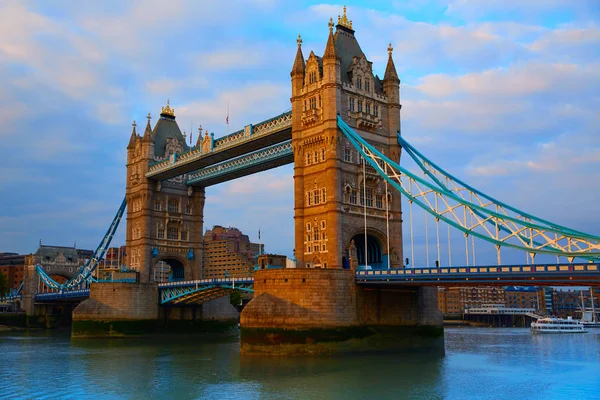 Londýnská věž most přes řeku Temži — Stock fotografie