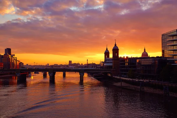 Londen zonsondergang in de Thames met St Paul Pauls — Stockfoto