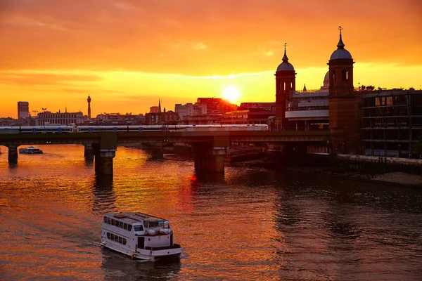 Londen zonsondergang in de Thames met St Paul Pauls — Stockfoto