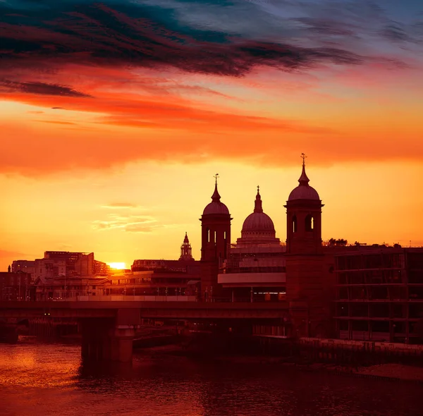 伦敦在泰晤士河与圣保罗圣保罗的日落 — 图库照片