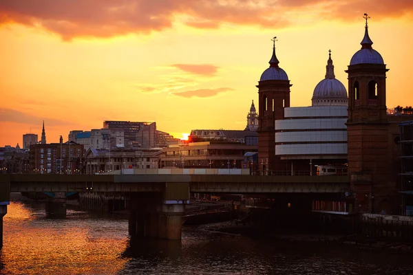 London solnedgång vid Themsen med St Paul Pauls — Stockfoto