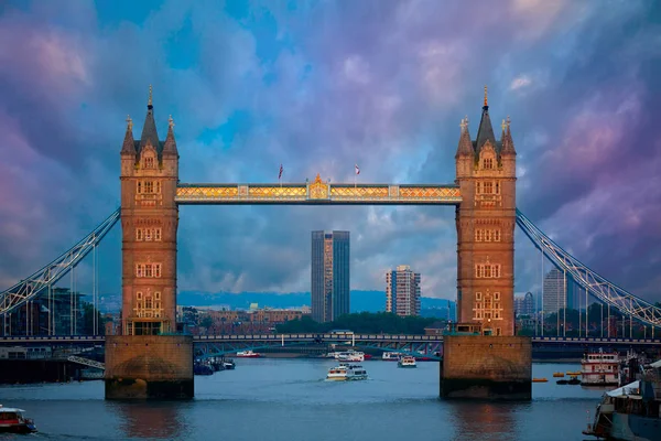 London Tower Bridge zonsondergang op de Theems — Stockfoto