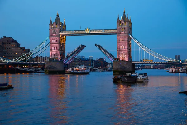 London Tower Bridge zonsondergang op de Theems — Stockfoto