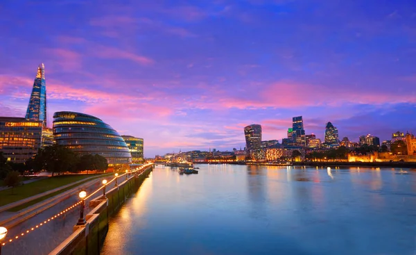 London látképére naplemente városháza és a pénzügyi — Stock Fotó