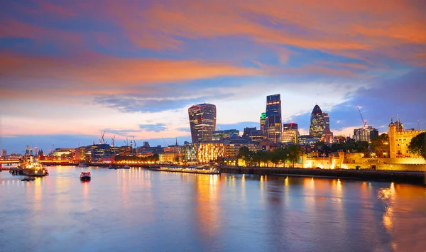 Londen financiële wijk skyline zonsondergang — Stockfoto