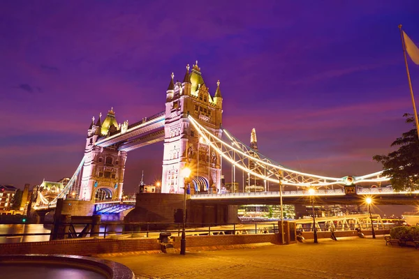 London Tower Bridge zonsondergang op de Theems — Stockfoto