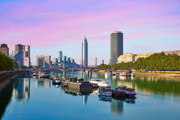 Londons silhuett från Themsen — Stockfoto