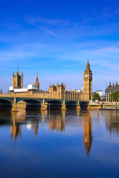 Torre del Reloj Big Ben y el río Támesis Londres —  Fotos de Stock