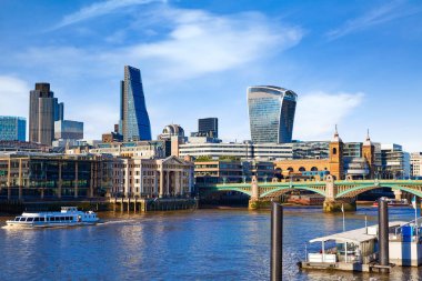 Londra Millennium Köprüsü manzarası 