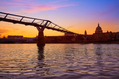 Londra Millennium Köprüsü manzarası İngiltere'de