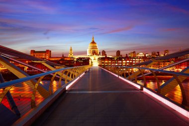 Londra Millennium Köprüsü manzarası İngiltere'de