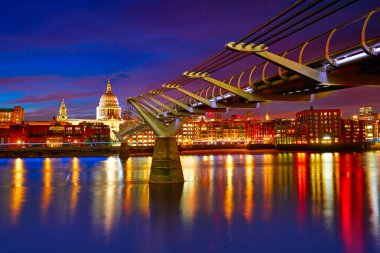 Londra Millennium Köprüsü manzarası İngiltere'de