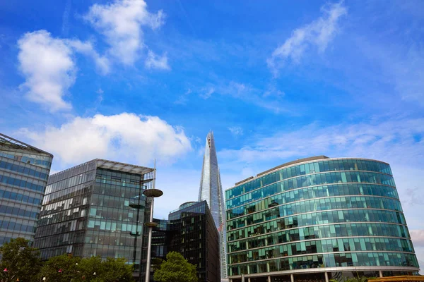 ロンドンのスカイラインの市庁舎とシャード — ストック写真