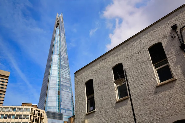 れんが造りの建物からロンドン シャード ビュー — ストック写真