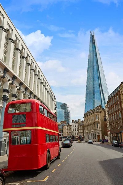 A Szilánk és a régi londoni piros busz — Stock Fotó