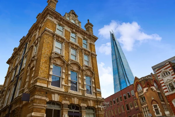 れんが造りの建物からロンドン シャード ビュー — ストック写真