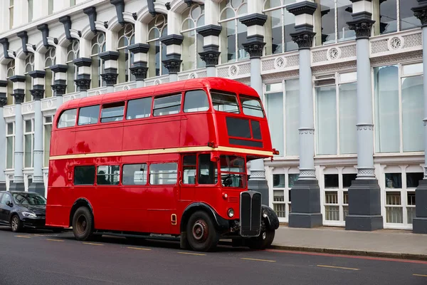 伦敦红色巴士传统的旧 — 图库照片