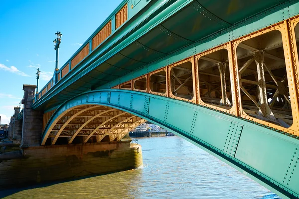 Puente Southwark de Londres sobre el río Támesis — Foto de Stock