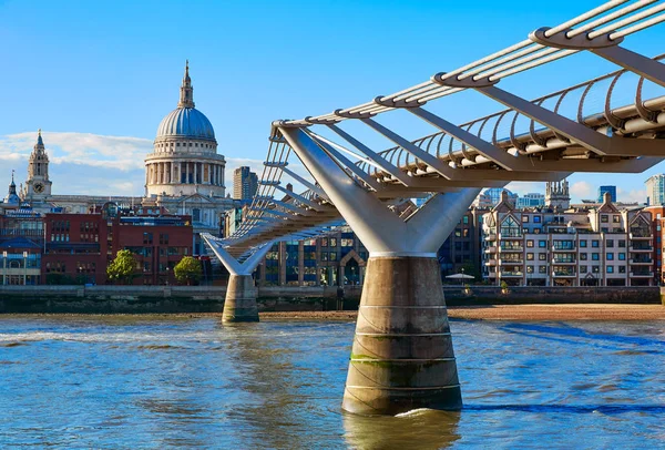 London St Paul Pauls cathedral od Millennium — Zdjęcie stockowe